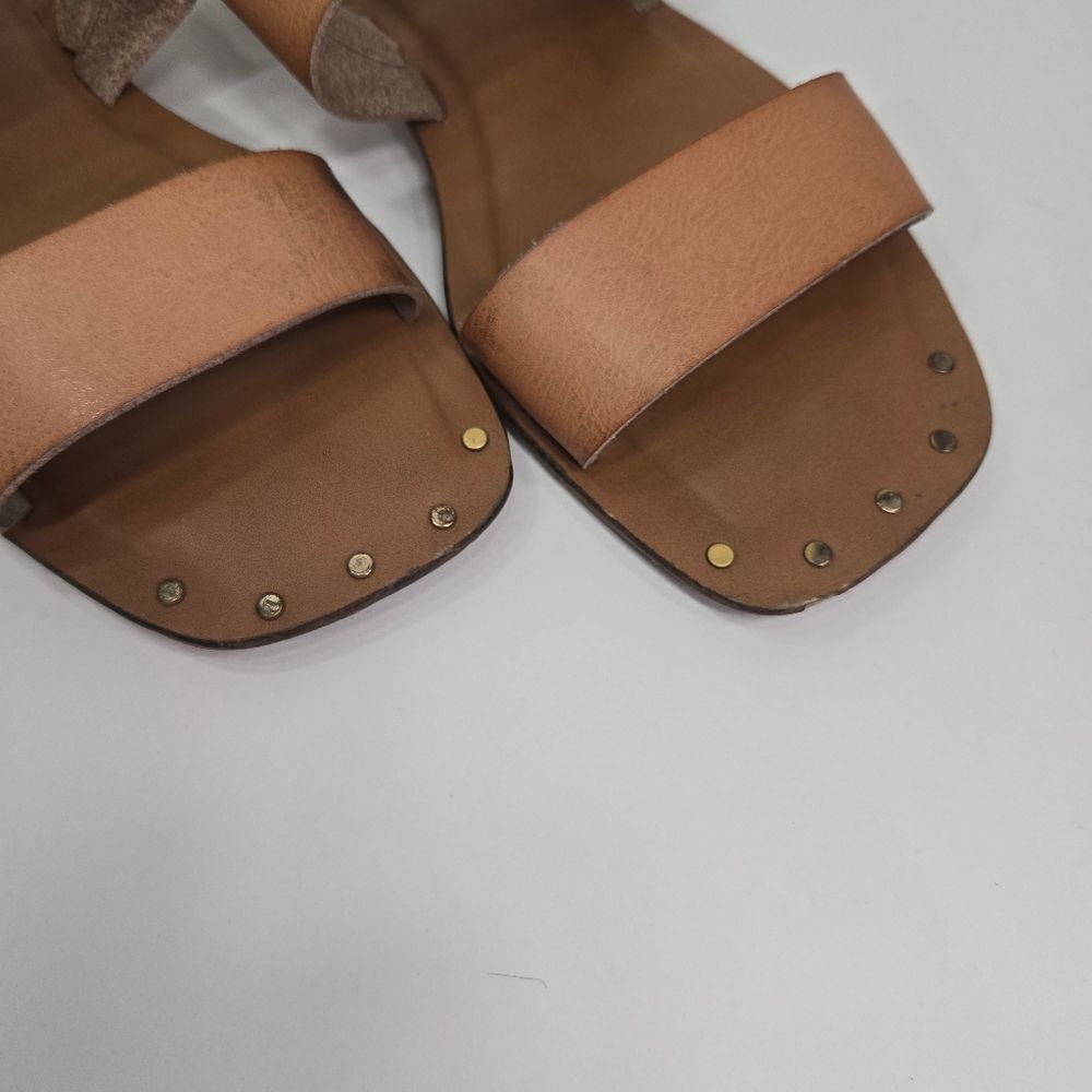 Universal Thread like new sandals - Picture 3 of 16